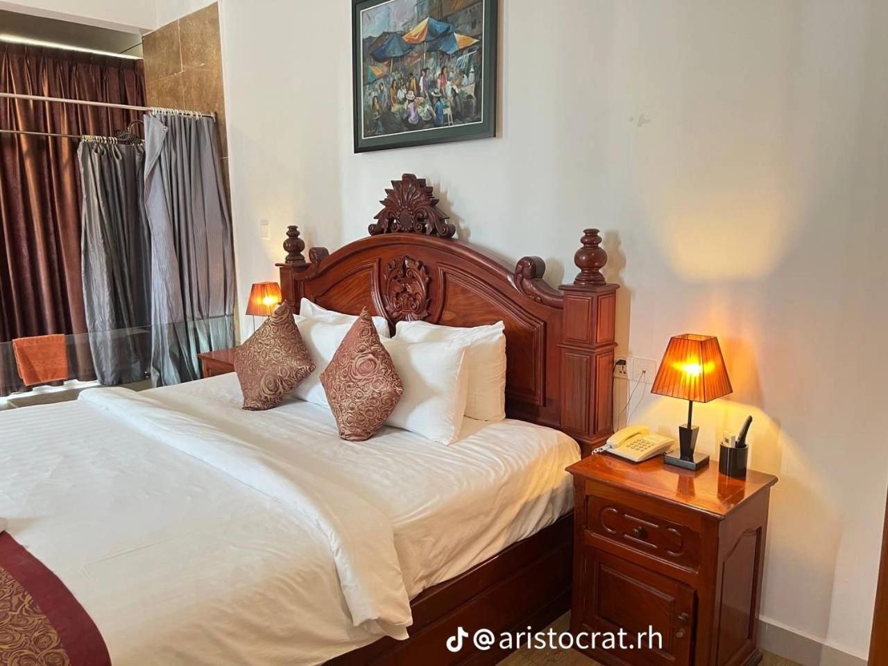 อริสโตแครต เรสซิเดนซ์ แอนด์ โฮเต็ล Hotel สีหนุวิลล์ ภายนอก รูปภาพ